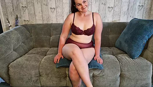 Aldatan orta yaşlı seksi kadın iki yarak emiyor