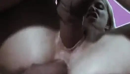 Sarışın orta yaşlı seksi kadın büyük zenci yarağı tarafından sikiliyor