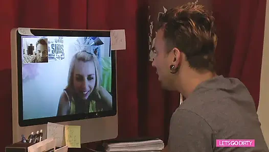 Gadis remaja retro rambut pirang lagi asik ngentot