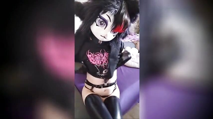 Vapaa-aikaa Furry Kigurumi Nyran sohvalla