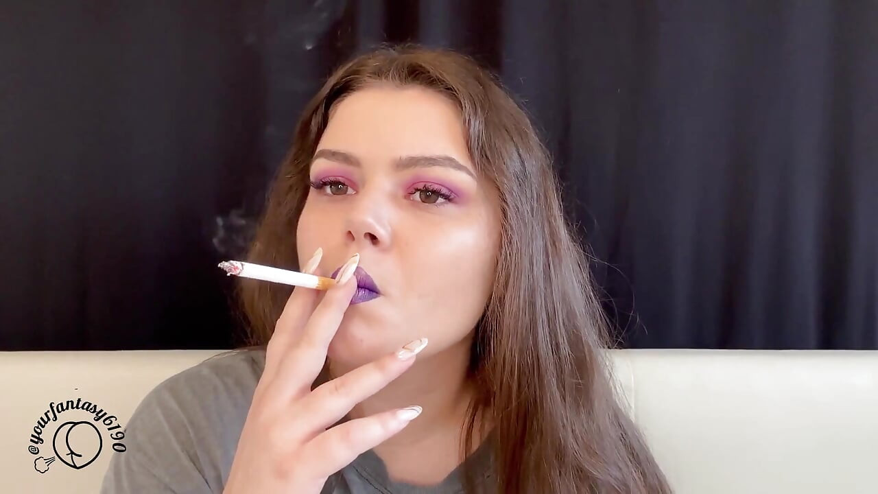 Seducción de humo morado: vapeo en primer plano y fumar