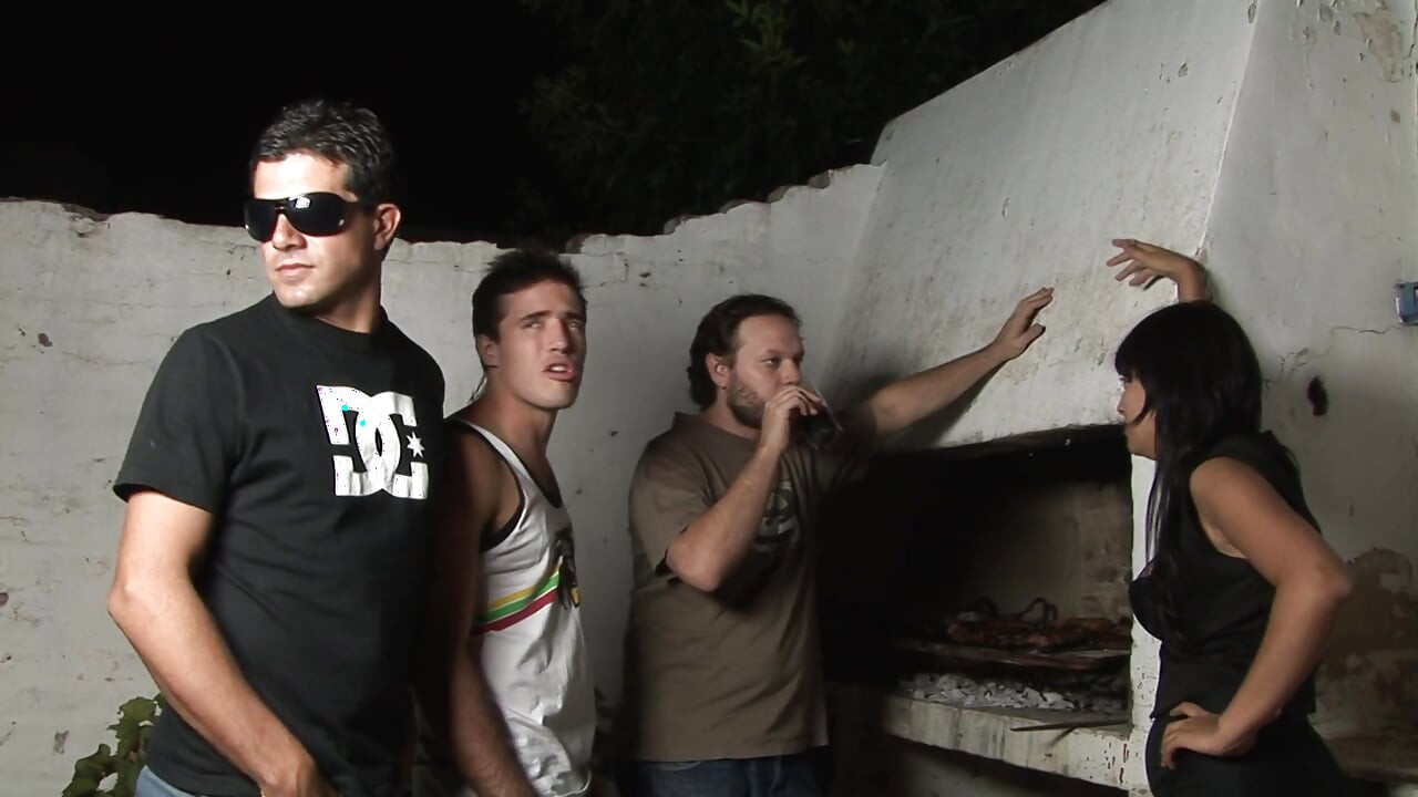 Perra complace muchas pollas