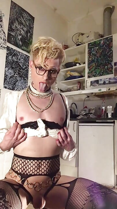 惊人的娘娘腔femboy舞蹈