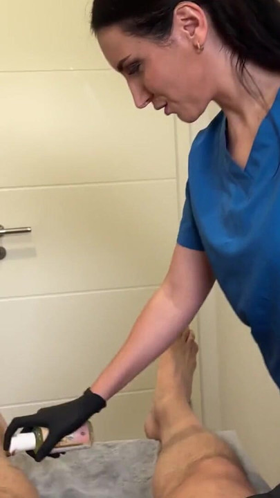 Han blir tatt i å rykke under massasje | Klipp 1