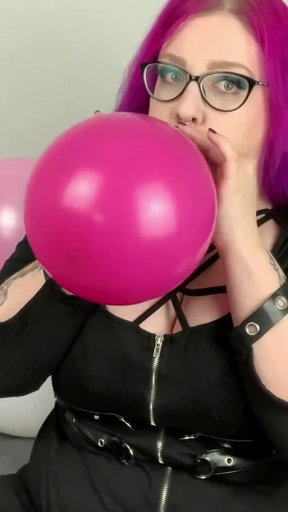 Khoảnh khắc khó quên từ "Balloon: Blow to Pop với German Goth Abby Strange - Looner"