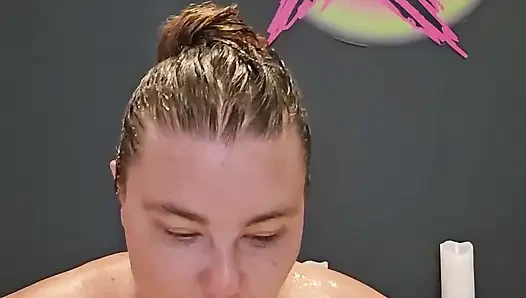Ashley Verwandelt Ihre Badehaare Zum Spielzeugspiel