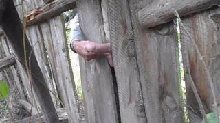 Sexe avec une clôture, dans un village isolé!