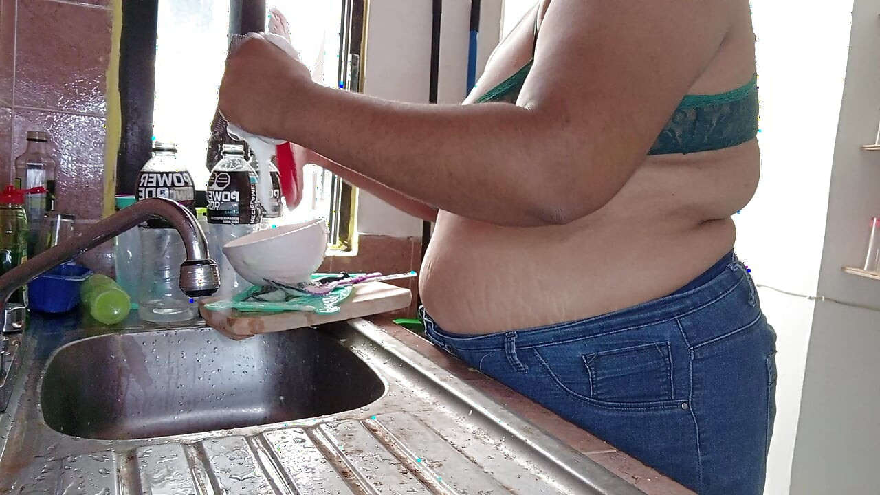 Ibu mertua di dapur dengan gelang