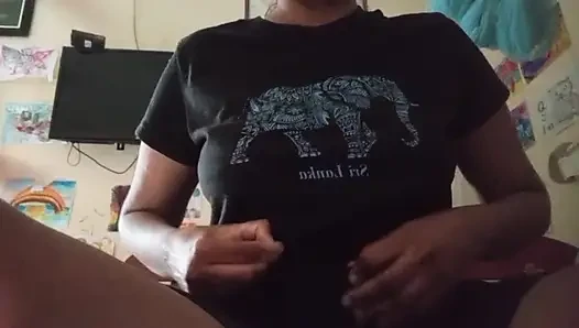 Vikkyy montok lagi asik ngentot dildo di kamar mandi sampai toketnya becek