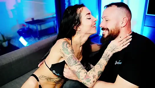 Silvia Preslar, her kocaman penisimi sokup her pozisyonda onu becerdiğimde inlemekten kendini alamıyor