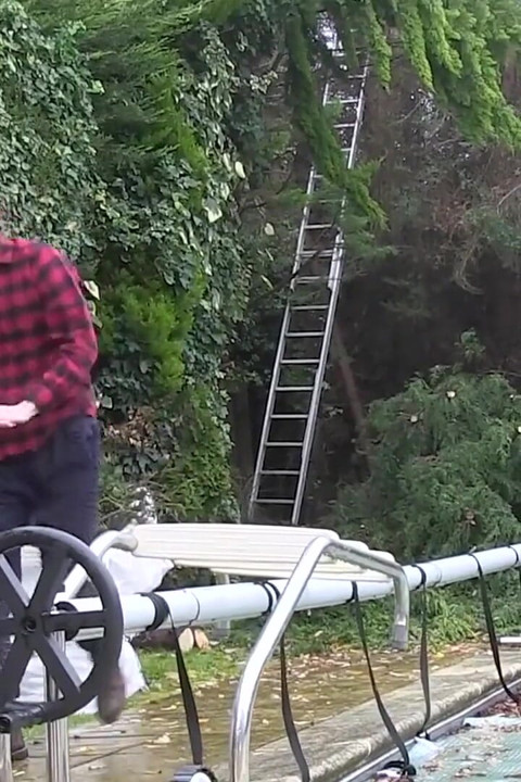 Drei reife damen lösen ihre probleme, indem sie einen schwanz reiten