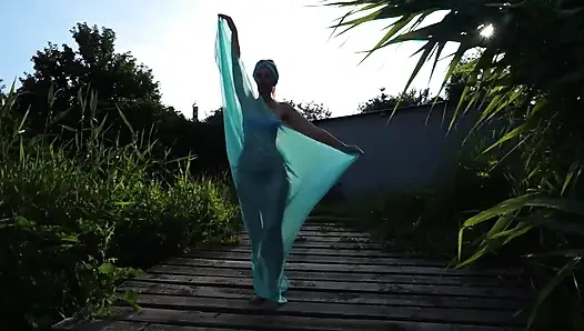 Полу обнаженный танец на планете