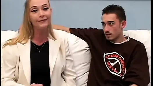 Uzun saçlı sarışın bebek eğiliyor ve ıslak amını domaltarak siktiriyor