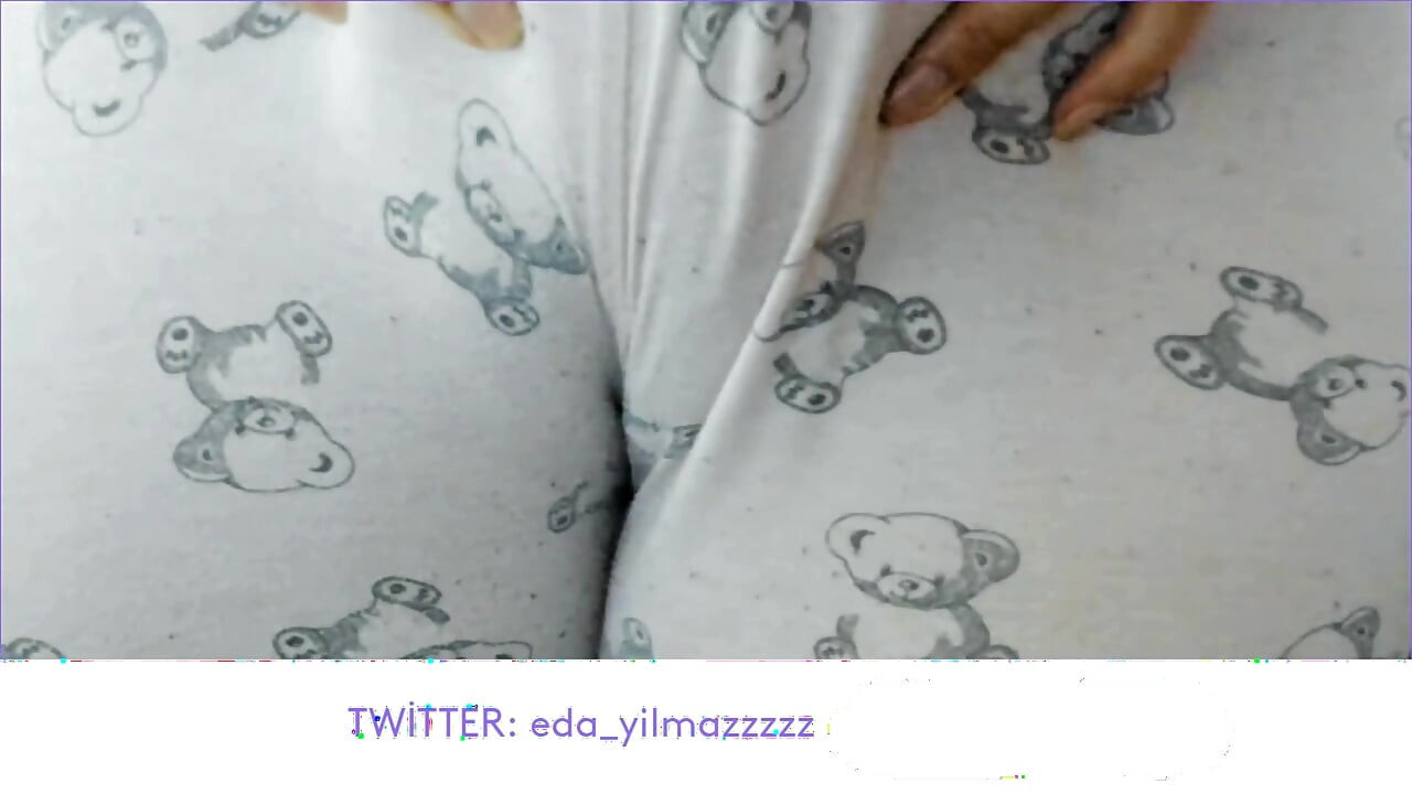 PATA DE CAMELO - SE MASTURBA COM PIJAMA ESFREGANDO BUCETA COM PIJAMA