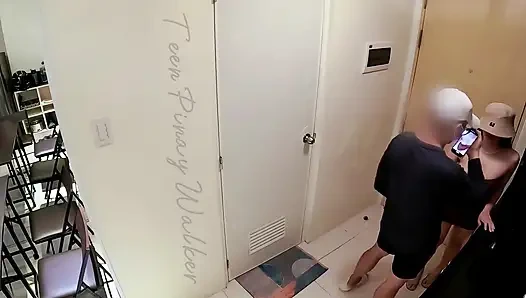 Erkek arkadaşı dışarıdayken seksi Pinay kızını apartmanında siktim