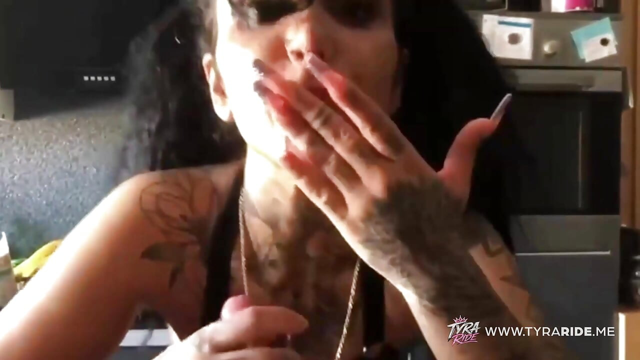 Tattooed Curvy Brunette Gives Sloppy Blowjob and Rides in