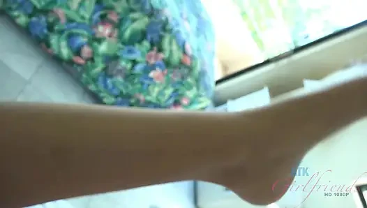 POV: Lily Adams beweist, dass sie eine total squirterin ist, und nimmt schwanz wie ein profi, während ihre hungrige fotze einen riesigen creampie schluckt!