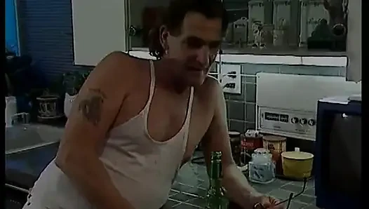 Büyük memeli esmer porno yıldızı tıraşlı amıyla yarağa biniyor ve sonra boşalıyor