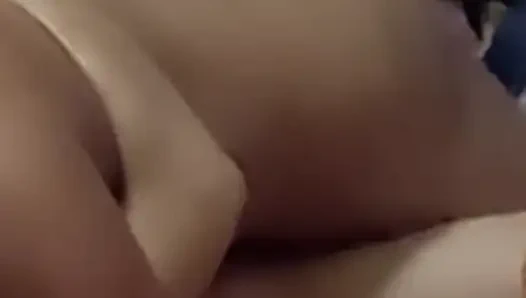 Не ревнуй, пока я хорошо провожу время с моим русским другом, занимая полное время на кровати