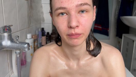 18 Jährige Skinny Teenie Emmi aus Berlin. Kleine Titten, riesen Schamlippen squirtet.