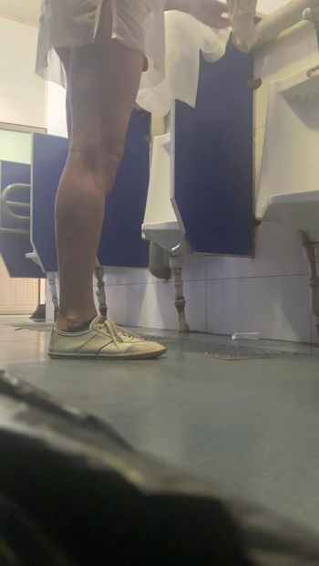 Vestido de calcinha de xixi no banheiro público