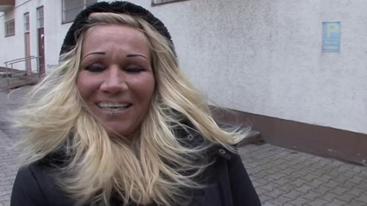 ドイツのブロンドと寝室でセックスされた