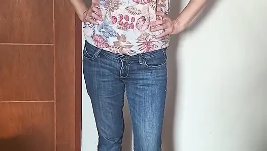 Diese schlampe pinkelt in ihre jeans