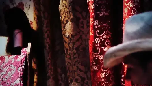 Sasha Rose yüzüne döl alıyor