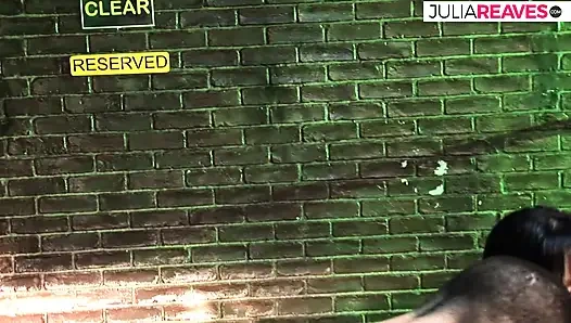 Sevgilisi sıkı amcığını sikerken sarışın bacaklarını açıyor