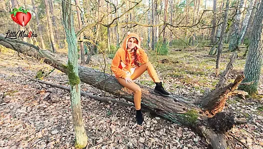 Eine dünne, süße Rothaarige, die ich durch Zufall im Wald getroffen habe, melkte meine eier und schwanz trocken. Sie hat dabei auch mein arschloch geleckt.