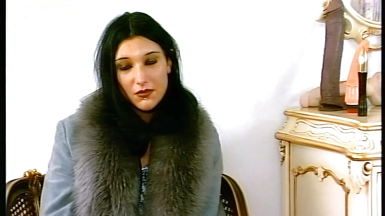 热辣少女用假阳具自慰