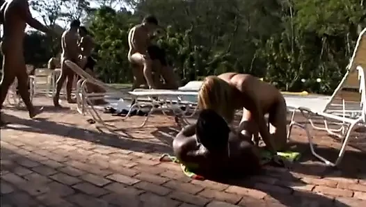 Muhteşem latin havuz partisinde götünü siktiriyor