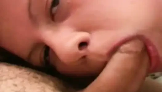 Claire bir profesyonel gibi gırtlağına kadar alıyor