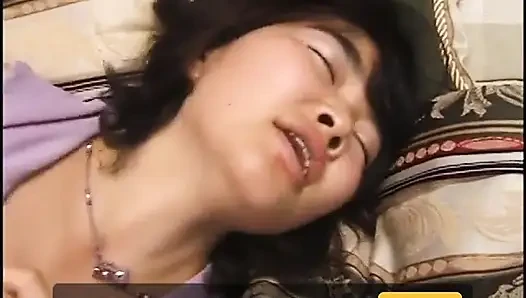 Asyalı sürtüğün kıllı amcığı taraklanıyor ve sikiliyor