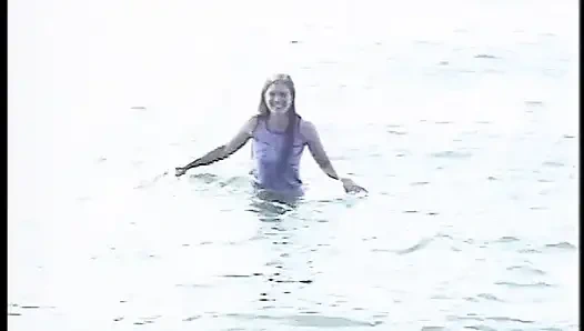 Retro, behaartes freigeist-mädchen im freien im freien