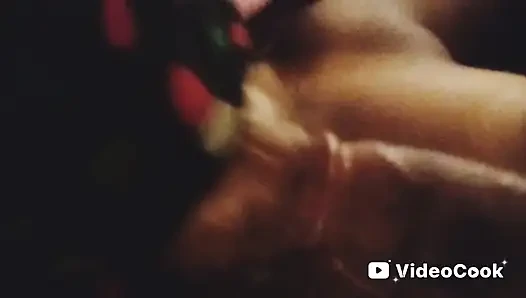 с завязанными глазами сосет