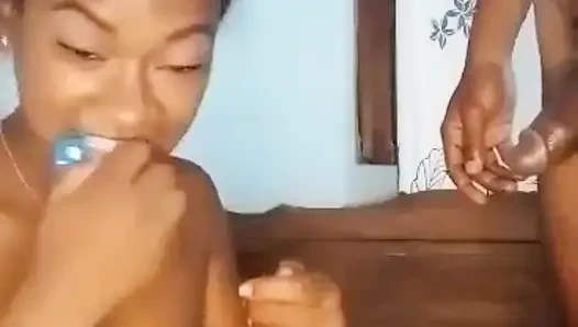 Cewek itu nyepong kontol enak dan telan spermanya di akhir