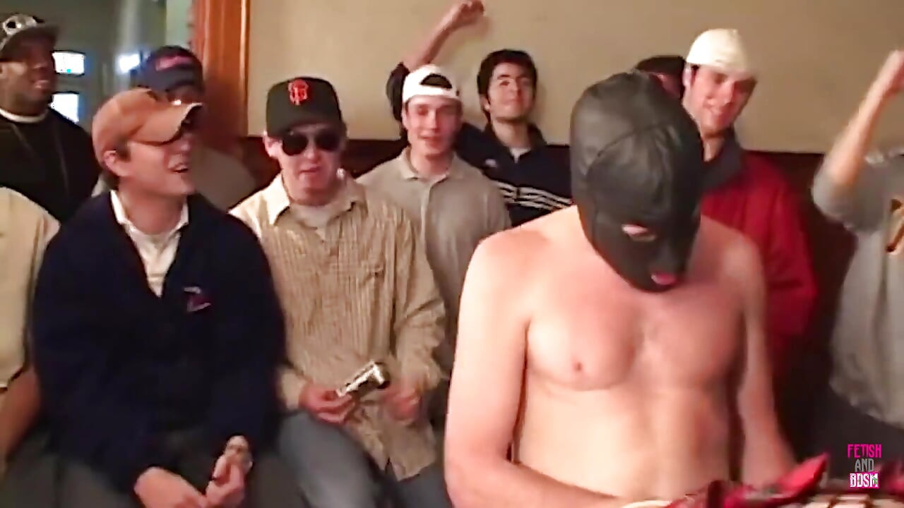 Güzel gia paloma birçok insanın önünde götünden oldukça sert sikiliyor