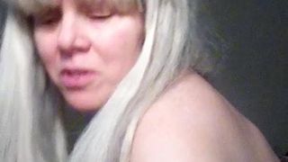 Sexy blonde Brenda Justice zingt een rocknummer
