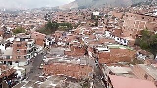 Vriendin nodigt me uit bij haar huis in de Colombiaanse Favelas