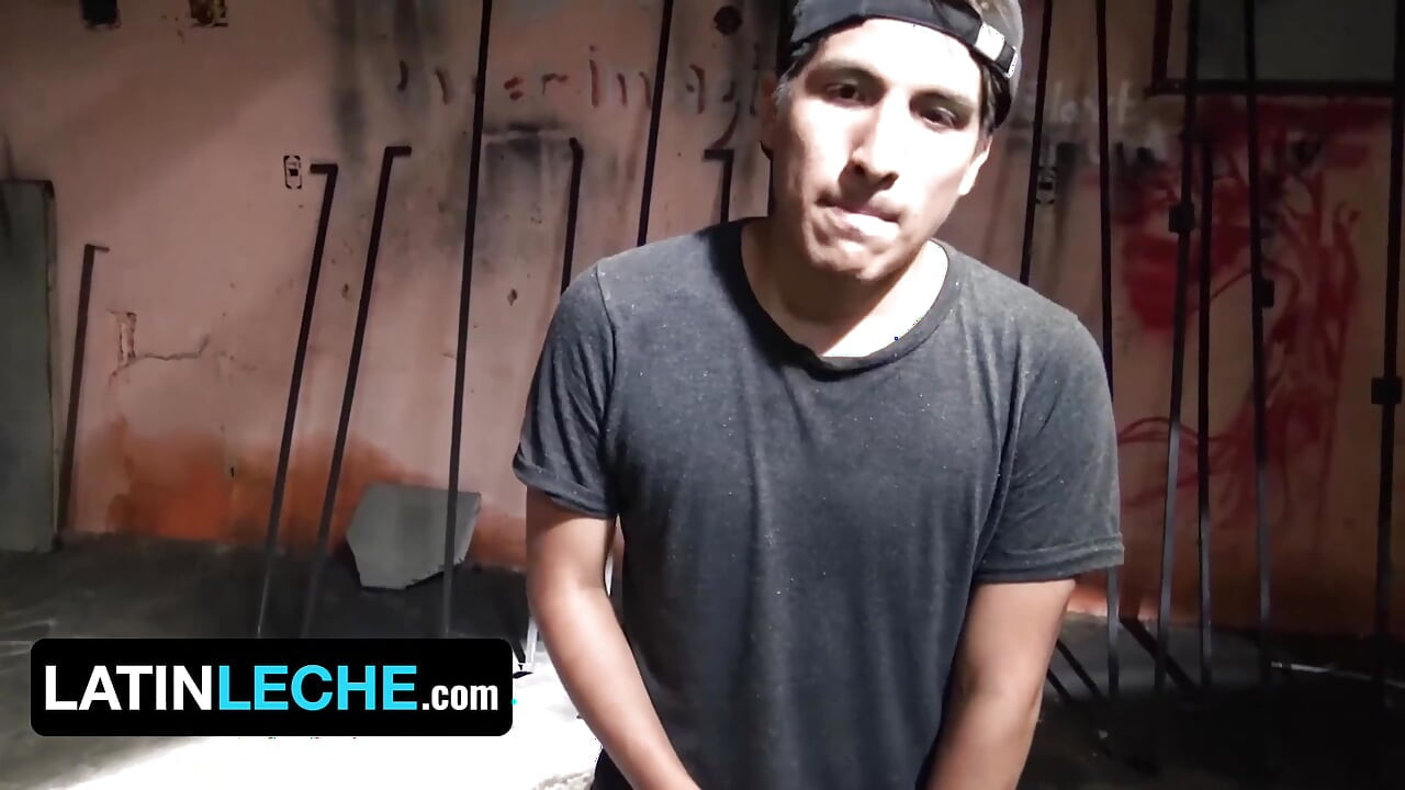 Latin Leche - latino hetero chupa o pau sem cortes de um estranho e leva-o em pêlo por trás