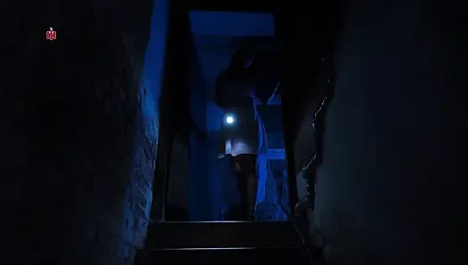 Clubschlampe - Ein Mädchen Ist Angekettet Und Schrubbt Den Boden Mit Einem Besen in Der Fotze