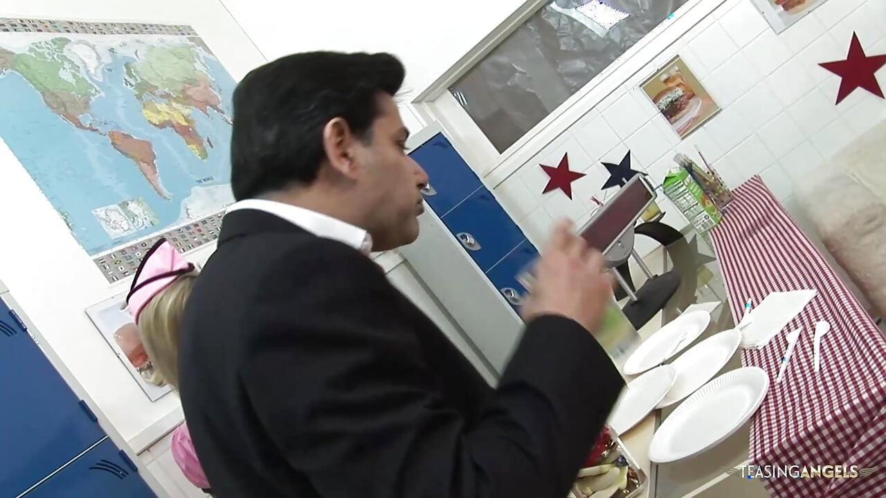 Nữ phục vụ làm tình nhóm với đồng nghiệp và một vài khách hàng