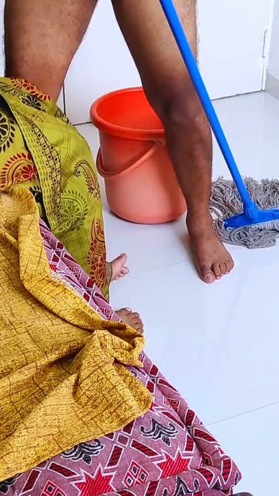 Komal ke pati pocha marne vali ke sath pocha marte samay hi chudai ki | Clip 1