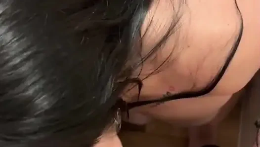Cumshot lezat di wajah pelacurnya