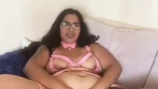 Sexy BBW in rosa leder-harness-set