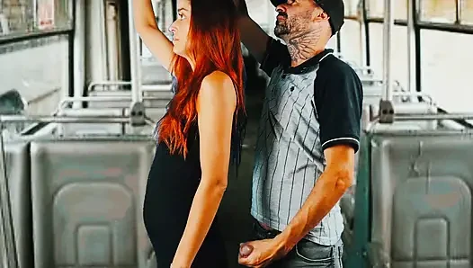 Otobüste bir yabancı tarafından kalçalanan kız öğrenci!