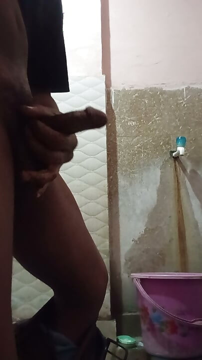 Mera Dost bathroom me ka kar hilaya