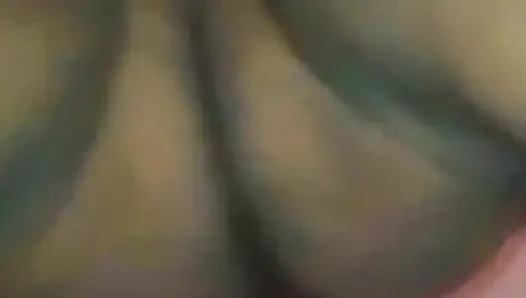 Мачеха подпрыгивает на большом члене ее пасынка, затем трахается, как собака и сквиртует сок из ее киски безостановочно.