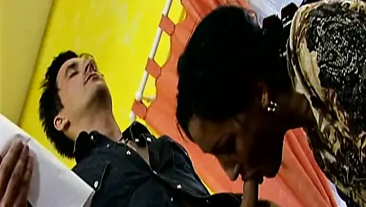 Tante seksi jerman dengan memek berbulu lagi asik seks anal